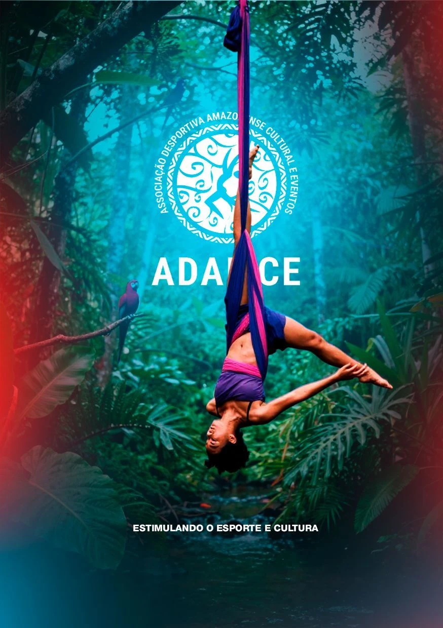 Atleta da ADAMCE em performance de tecido acrobático integrada à floresta amazônica